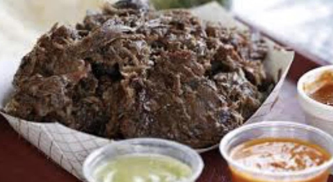 Barbacoa plate with salsa verde, salsa roja, and tortillas